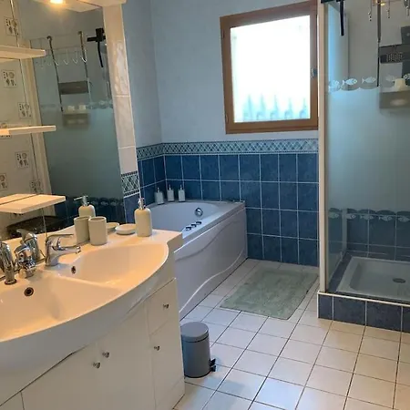 Holiday home 3 Etoiles Les Gourlines Avec Balneo, Veranda, Piscine Et Garage Avermes