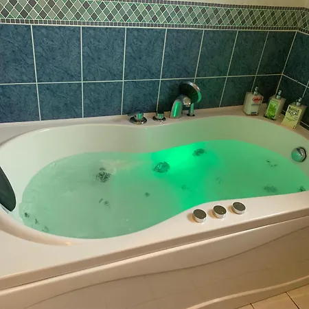 3 Etoiles Les Gourlines Avec Balneo, Veranda, Piscine Et Garage بيت للعطل *